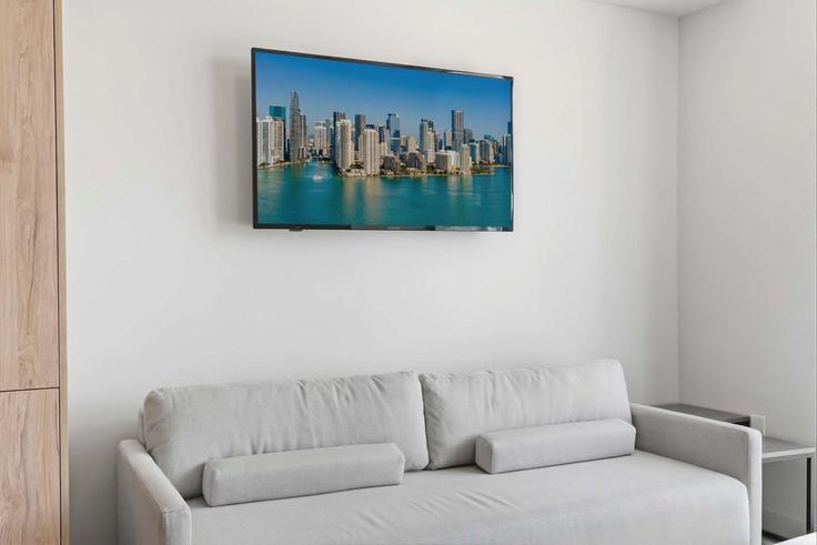 Sala de estar elegantemente projetada com móveis modernos em um apartamento no Building Northeast 6th Street - whost - 1521896 em Miami, Miami Sala de estar elegantemente projetada com móveis modernos em um apartamento no Building Northeast 6th Street - whost - 1521896 em Miami, Miami