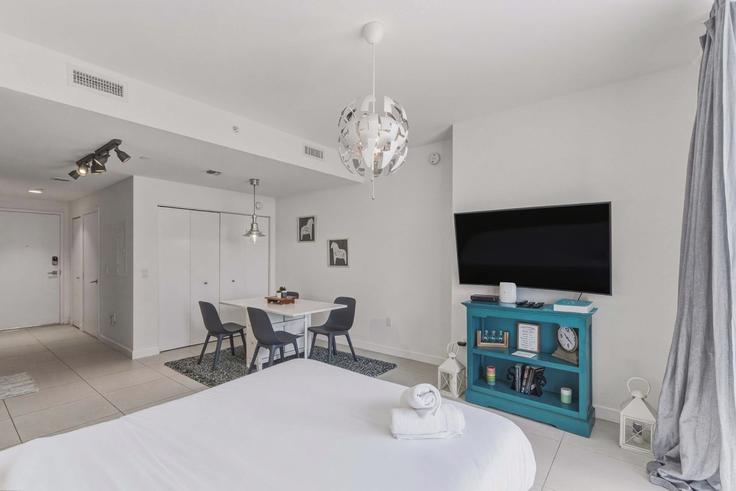 Sala de estar elegantemente projetada com móveis modernos em um apartamento no Building Northwest 84th Avenue - whost - 1353133 em Doral, Doral