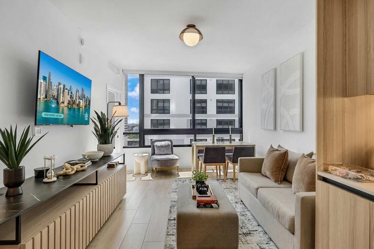 Sala de estar elegantemente projetada com móveis modernos em um apartamento no Building North Miami Avenue - whost - 1520187 em Miami, Miami Sala de estar elegantemente projetada com móveis modernos em um apartamento no Building North Miami Avenue - whost - 1520187 em Miami, Miami