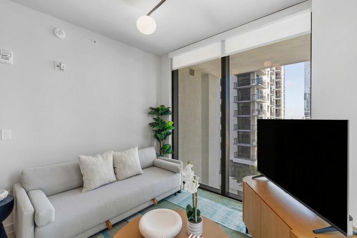 Elegante sala de estar con mobiliario moderno en un apartamento en Building Northeast 6th Street - whost - 1470138 en Miami, Miami Elegante sala de estar con mobiliario moderno en un apartamento en Building Northeast 6th Street - whost - 1470138 en Miami, Miami