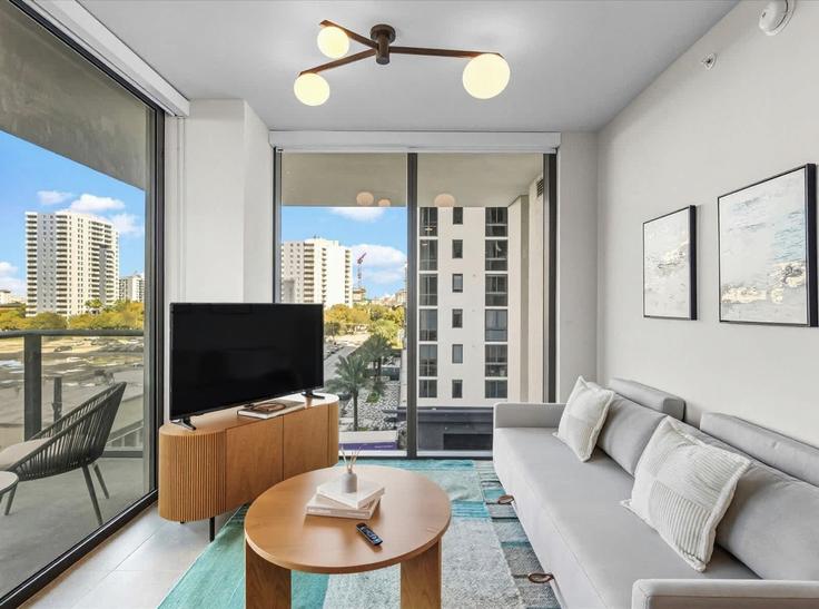 Elegante sala de estar con mobiliario moderno en un apartamento en Building Northeast 6th Street - whost - 1373694 en Miami, Miami Elegante sala de estar con mobiliario moderno en un apartamento en Building Northeast 6th Street - whost - 1373694 en Miami, Miami