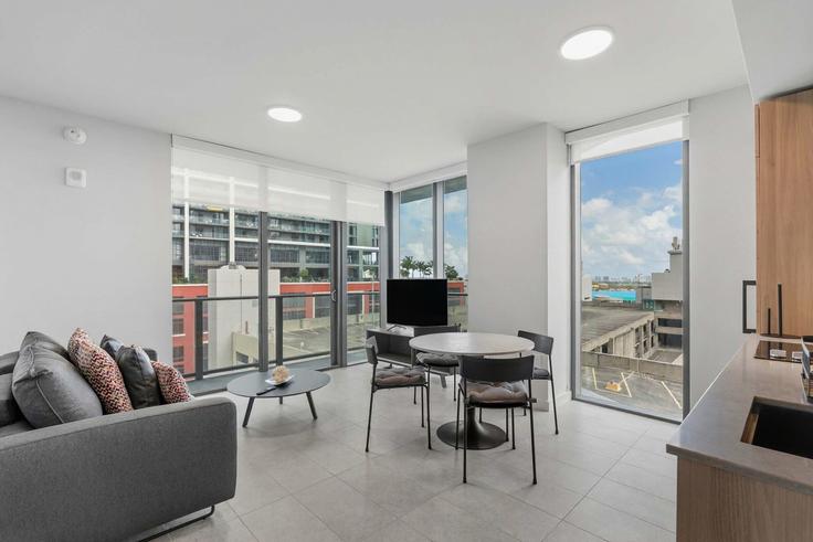 Sala de estar elegantemente projetada com móveis modernos em um apartamento no Building Northeast 5th Street - whost - 1429749 em Miami, Miami Sala de estar elegantemente projetada com móveis modernos em um apartamento no Building Northeast 5th Street - whost - 1429749 em Miami, Miami