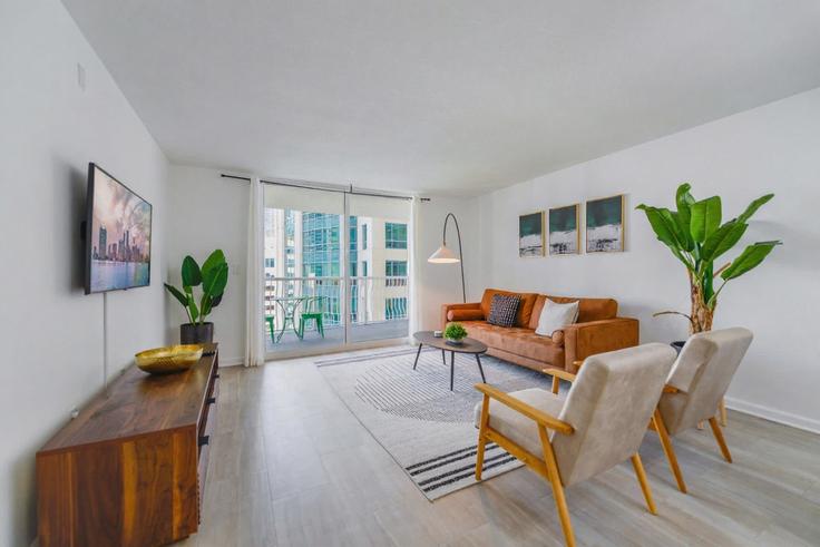 Elegant gestaltetes Wohnzimmer mit moderner Einrichtung in einer Wohnung im Building Brickell Bay Drive - whost - 1022212 - MIA in Miami, Miami Elegant gestaltetes Wohnzimmer mit moderner Einrichtung in einer Wohnung im Building Brickell Bay Drive - whost - 1022212 - MIA in Miami, Miami