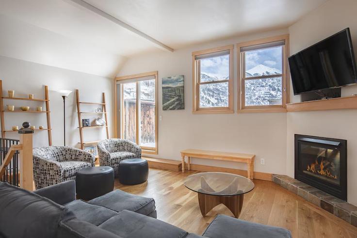 Telluride TellurideのBuilding South Pine Street - wild-oak-telluride - 1490401のアパートメントにある、モダンな家具を備えたエレガントなデザインのリビングルーム Telluride TellurideのBuilding South Pine Street - wild-oak-telluride - 1490401のアパートメントにある、モダンな家具を備えたエレガントなデザインのリビングルーム