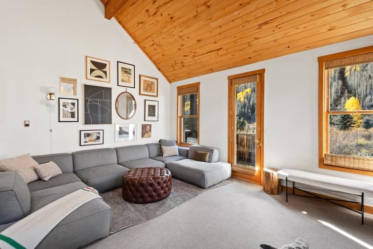 Telluride TellurideのBuilding South Spruce Street - wild-oak-telluride - 1490385のアパートメントにある、モダンな家具を備えたエレガントなデザインのリビングルーム Telluride TellurideのBuilding South Spruce Street - wild-oak-telluride - 1490385のアパートメントにある、モダンな家具を備えたエレガントなデザインのリビングルーム