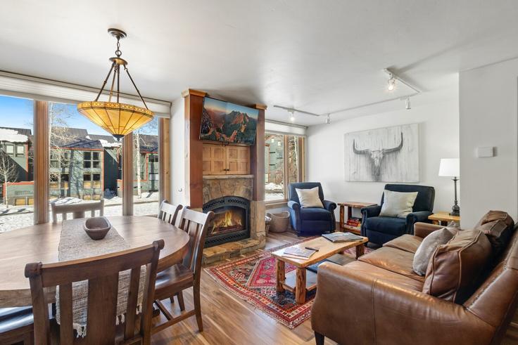 Telluride TellurideのBuilding West Pacific Avenue - wild-oak-telluride - 1490405のアパートメントにある、モダンな家具を備えたエレガントなデザインのリビングルーム Telluride TellurideのBuilding West Pacific Avenue - wild-oak-telluride - 1490405のアパートメントにある、モダンな家具を備えたエレガントなデザインのリビングルーム