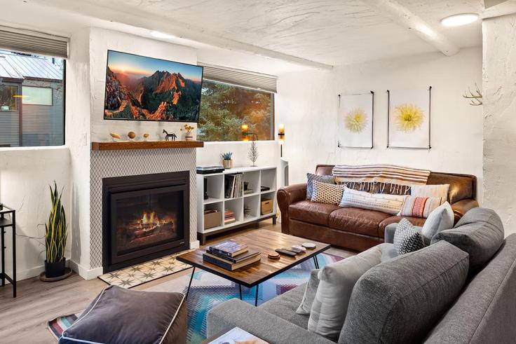 Telluride TellurideのBuilding West Colorado Avenue - wild-oak-telluride - 1490413のアパートメントにある、モダンな家具を備えたエレガントなデザインのリビングルーム Telluride TellurideのBuilding West Colorado Avenue - wild-oak-telluride - 1490413のアパートメントにある、モダンな家具を備えたエレガントなデザインのリビングルーム