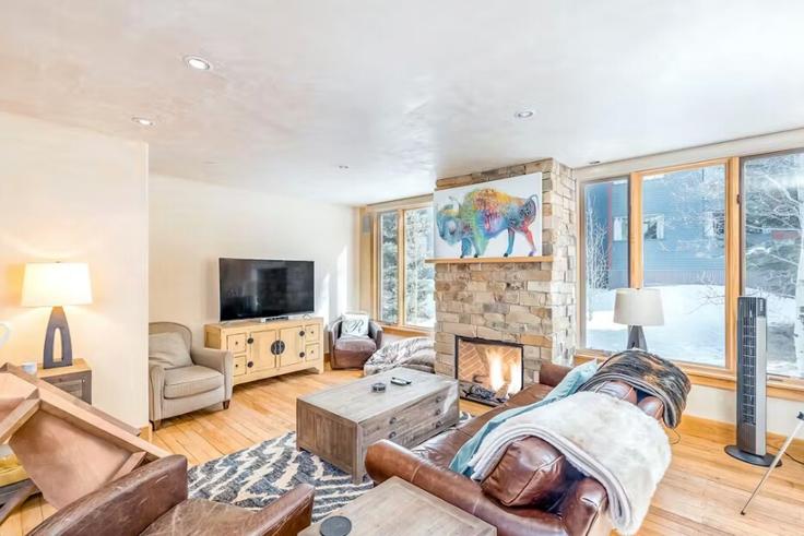 Telluride TellurideのBuilding West Pacific Avenue - wild-oak-telluride - 1490378のアパートメントにある、モダンな家具を備えたエレガントなデザインのリビングルーム Telluride TellurideのBuilding West Pacific Avenue - wild-oak-telluride - 1490378のアパートメントにある、モダンな家具を備えたエレガントなデザインのリビングルーム