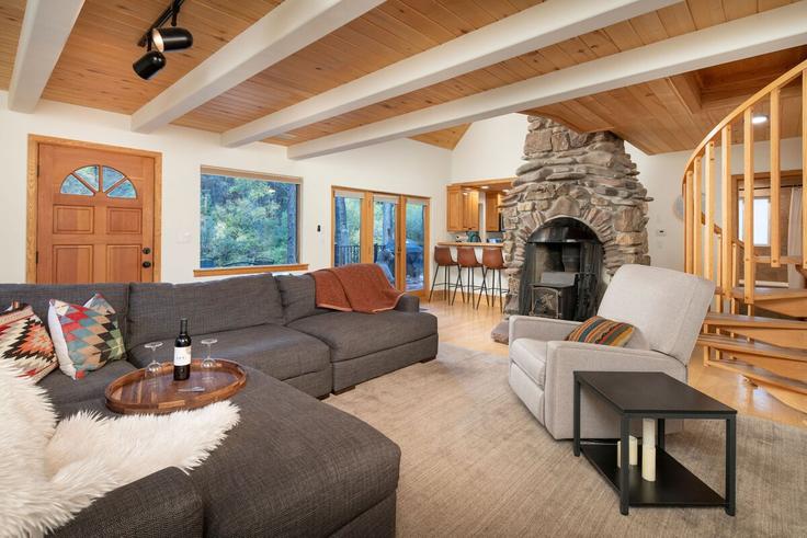 Placerville, Placerville에 위치한 Building Colorado 145 - wild-oak-telluride - 1490438 유닛의 세련된 인테리어가 돋보이는 거실