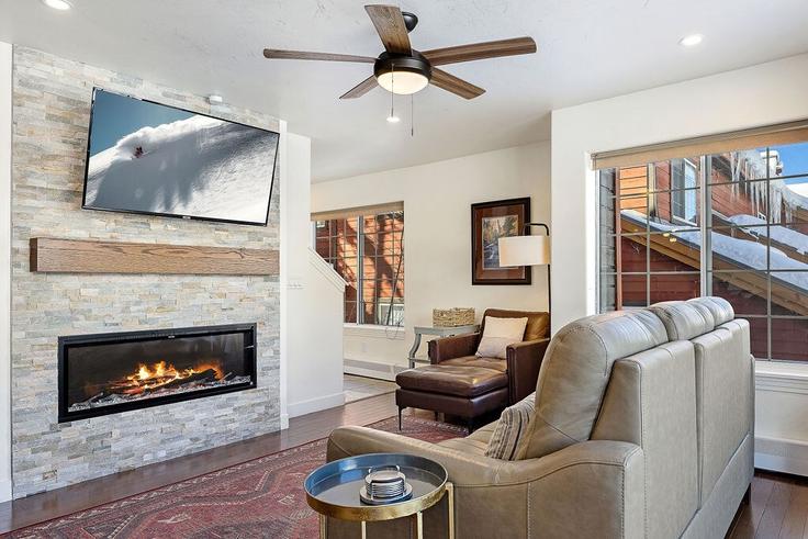 Mountain Village Mountain VillageのBuilding Northstar Court - wild-oak-telluride - 1490464のアパートメントにある、モダンな家具を備えたエレガントなデザインのリビングルーム Mountain Village Mountain VillageのBuilding Northstar Court - wild-oak-telluride - 1490464のアパートメントにある、モダンな家具を備えたエレガントなデザインのリビングルーム