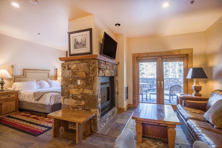 Sala de estar elegantemente projetada com móveis modernos em um apartamento no Building Vischer Drive - wild-oak-telluride - 1490454 em Mountain Village, Mountain Village