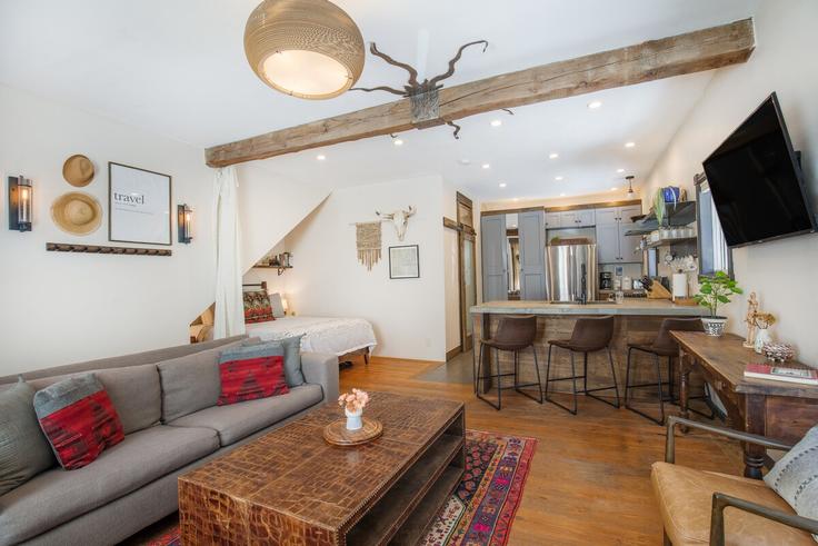 Telluride TellurideのBuilding West Pacific Avenue - wild-oak-telluride - 1490451のアパートメントにある、モダンな家具を備えたエレガントなデザインのリビングルーム Telluride TellurideのBuilding West Pacific Avenue - wild-oak-telluride - 1490451のアパートメントにある、モダンな家具を備えたエレガントなデザインのリビングルーム