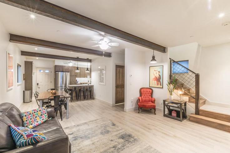 Telluride TellurideのBuilding West Pacific Avenue - wild-oak-telluride - 1490371のアパートメントにある、モダンな家具を備えたエレガントなデザインのリビングルーム Telluride TellurideのBuilding West Pacific Avenue - wild-oak-telluride - 1490371のアパートメントにある、モダンな家具を備えたエレガントなデザインのリビングルーム