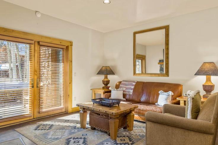 Sala de estar elegantemente projetada com móveis modernos em um apartamento no Building Mountain Village Boulevard - wild-oak-telluride - 1490471 em Mountain Village, Mountain Village