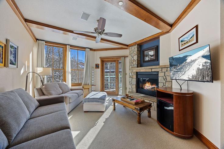 Sala de estar elegantemente projetada com móveis modernos em um apartamento no Building Mountain Village Boulevard - wild-oak-telluride - 1490395 em Mountain Village, Mountain Village