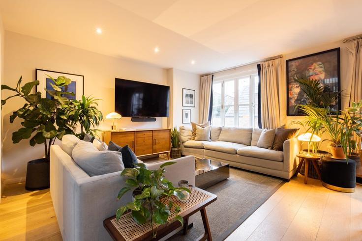 London Royal Borough of Kensington and ChelseaのBuilding Dunworth Mews - will-jenkins-property-management - 1629765のアパートメントにある、モダンな家具を備えたエレガントなデザインのリビングルーム