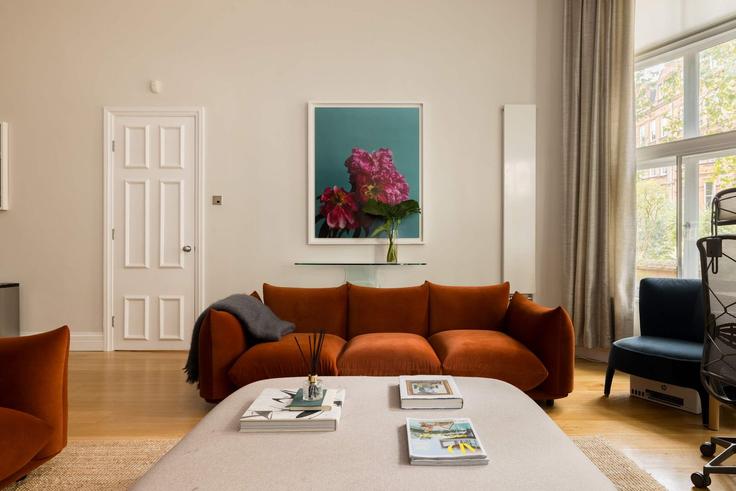 Sala de estar elegantemente projetada com móveis modernos em um apartamento no Building Harrington Gardens - will-jenkins-property-management - 1629767 em Royal Borough of Kensington and Chelsea, London Sala de estar elegantemente projetada com móveis modernos em um apartamento no Building Harrington Gardens - will-jenkins-property-management - 1629767 em Royal Borough of Kensington and Chelsea, London
