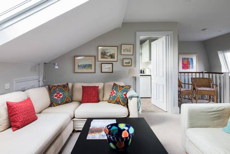 Elegant gestaltetes Wohnzimmer mit moderner Einrichtung in einer Wohnung im Building Edith Road - will-jenkins-property-management - 1629952 in London Borough of Hammersmith and Fulham, London