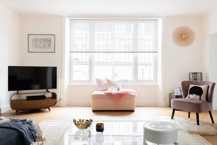Elegant gestaltetes Wohnzimmer mit moderner Einrichtung in einer Wohnung im Building Lancaster Road - will-jenkins-property-management - 1630014 in Royal Borough of Kensington and Chelsea, London