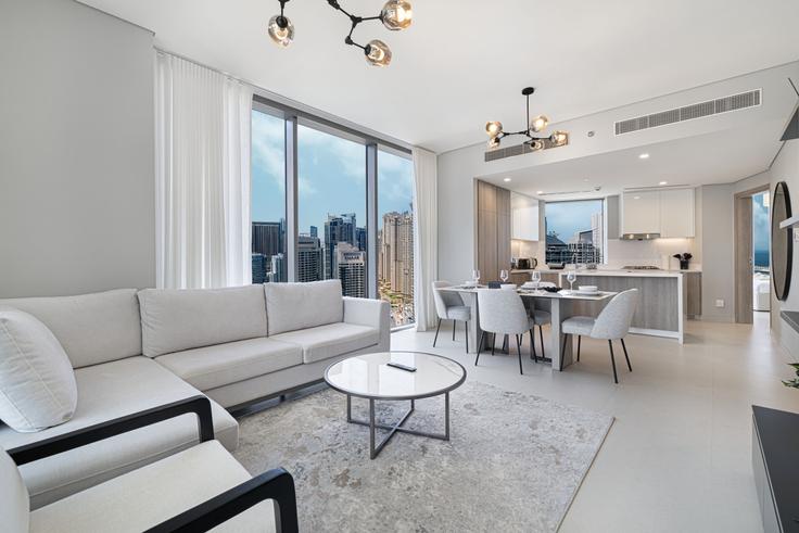 Dubai Dubai MarinaのBuilding Marina Tower - wise-and-young-holiday-homes-llc - 1693670のアパートメントにある、モダンな家具を備えたエレガントなデザインのリビングルーム