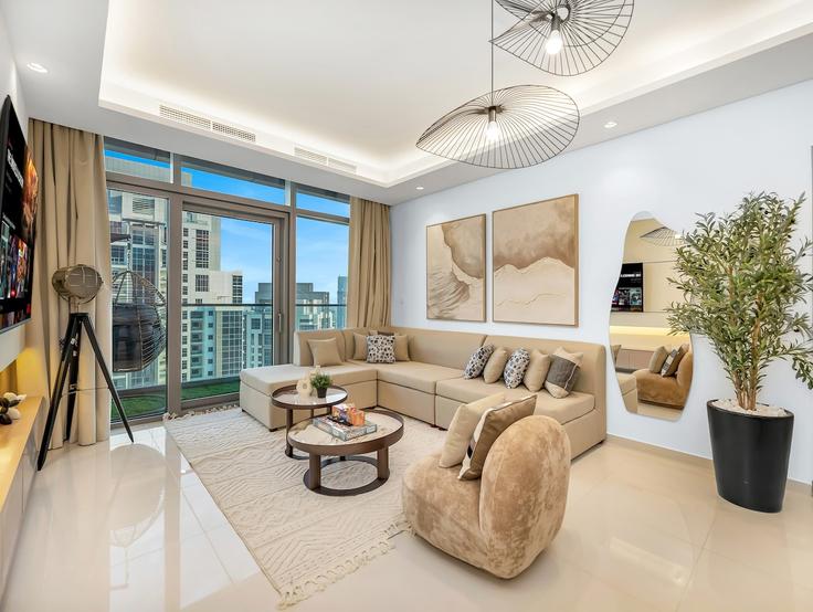 Elegante sala de estar con mobiliario moderno en un apartamento en Building Paramount Midtown Residences - wonderfulstay - 1586485 en Business Bay, Dubai Elegante sala de estar con mobiliario moderno en un apartamento en Building Paramount Midtown Residences - wonderfulstay - 1586485 en Business Bay, Dubai