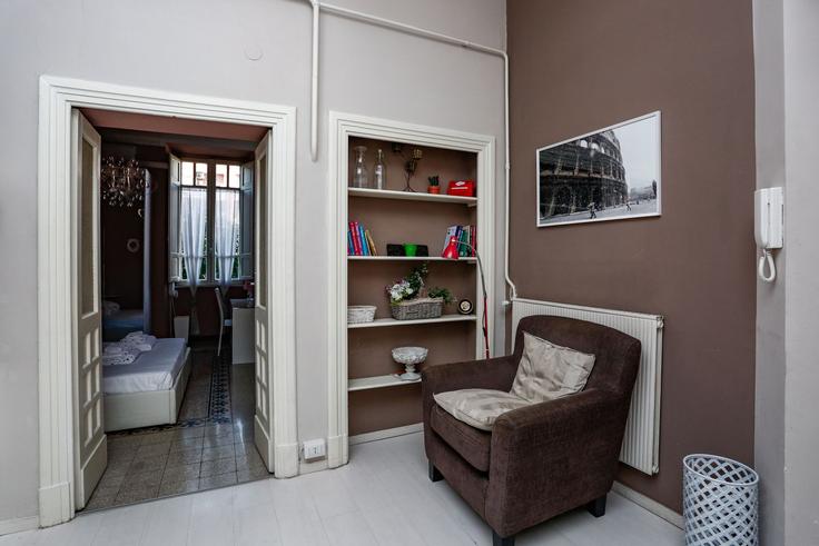 Elegante sala de estar con mobiliario moderno en un apartamento en Building Via Alessandro Algardi - wonderwheretostaycom - 1335948 en Rome, Rome