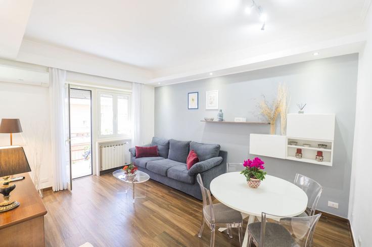 Rome, Rome에 위치한 Building Via Ermenegildo Pistelli - wonderwheretostaycom - 1335937 아파트의 세련된 인테리어가 돋보이는 거실 Rome, Rome에 위치한 Building Via Ermenegildo Pistelli - wonderwheretostaycom - 1335937 아파트의 세련된 인테리어가 돋보이는 거실