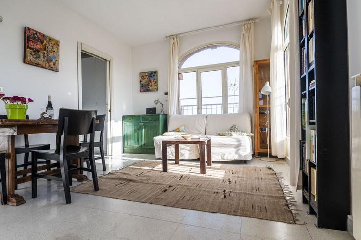 Elegant gestaltetes Wohnzimmer mit moderner Einrichtung in einer Wohnung im Building Via la Spezia - wonderwheretostaycom - 1335968 in Rome, Rome