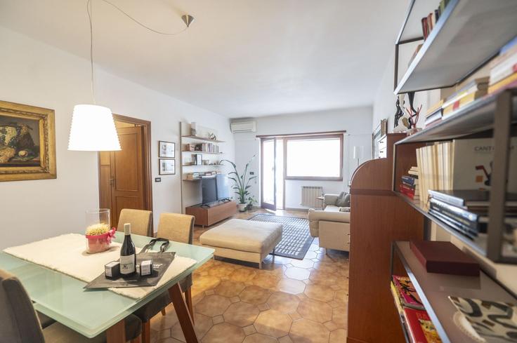 Elegant gestaltetes Wohnzimmer mit moderner Einrichtung in einer Wohnung im Building Via di Bravetta - wonderwheretostaycom - 1335964 in Rome, Rome