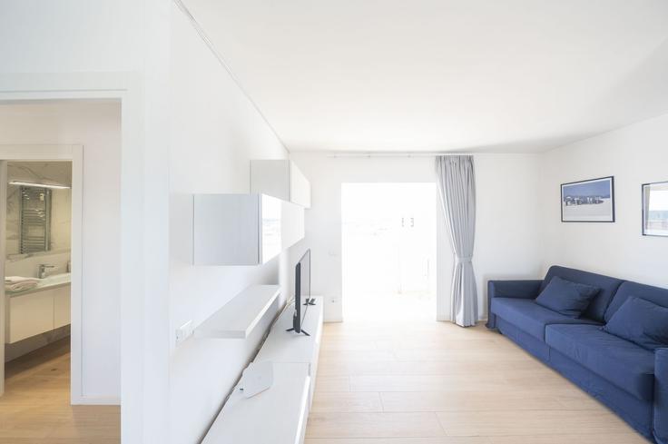 Elegante sala de estar con mobiliario moderno en un apartamento en Building Via Carlo Denina - wonderwheretostaycom - 1335947 en Rome, Rome