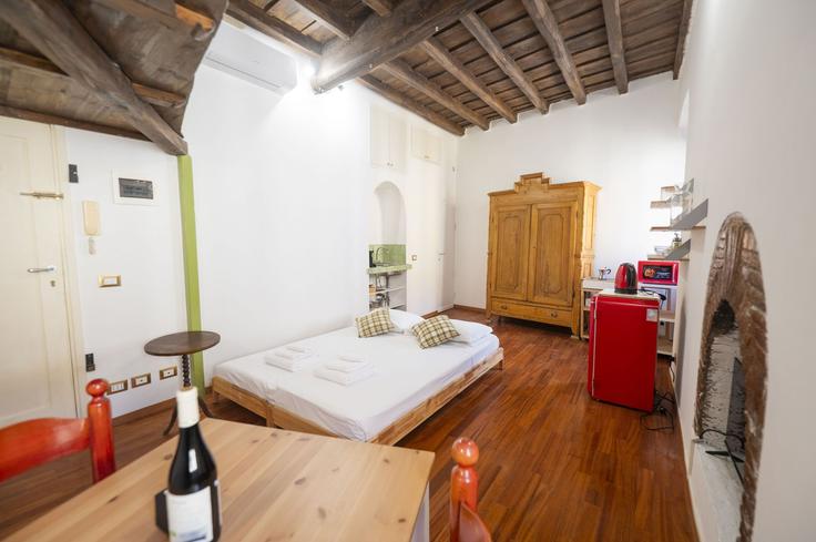 Salle de séjour élégante avec mobilier moderne dans un appartement à Building Vicolo del Bologna - wonderwheretostaycom - 1335969 à Rome, Rome