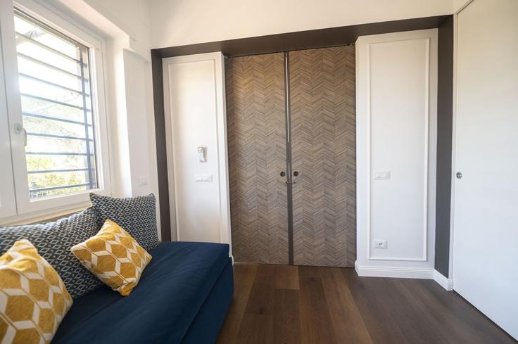 Elegante sala de estar con mobiliario moderno en un apartamento en Building Via Montemignaio - wonderwheretostaycom - 1335966 en Rome, Rome