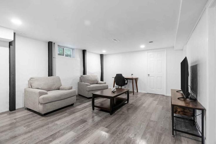 Elegant gestaltetes Wohnzimmer mit moderner Einrichtung in einer Wohnung im Building Garham Drive - woodford-rentals-llc - 1472890 in St. Louis, St. Louis