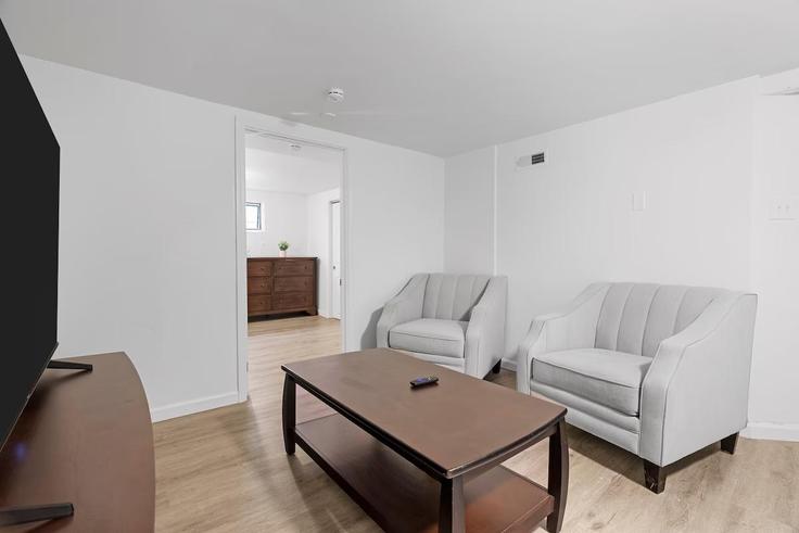 Elegant gestaltetes Wohnzimmer mit moderner Einrichtung in einer Wohnung im Building Wade Avenue - woodford-rentals-llc - 1472881 in St. Louis, St. Louis