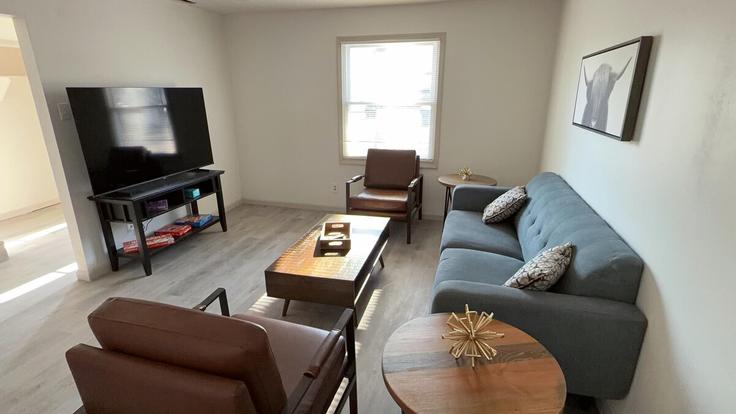 Florissant, Florissant에 위치한 Building Danelle Court - woodford-rentals-llc - 1472909 유닛의 세련된 인테리어가 돋보이는 거실