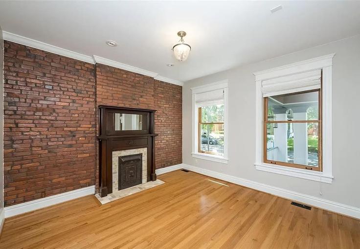 Elegant gestaltetes Wohnzimmer mit moderner Einrichtung in einer Wohnung im Building Washington Boulevard - woodford-rentals-llc - 1472896 in St. Louis, St. Louis