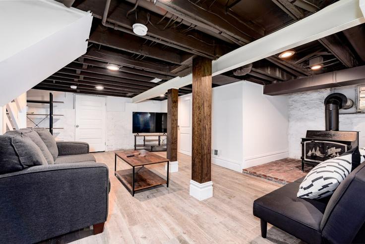 Elegant gestaltetes Wohnzimmer mit moderner Einrichtung in einer Wohnung im Building Juniata Street - woodford-rentals-llc - 1472872 in St. Louis, St. Louis