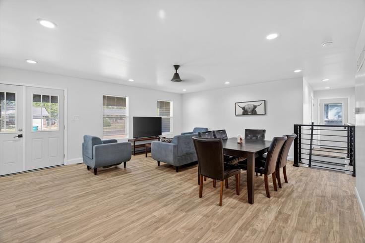 Salle de séjour élégante avec mobilier moderne dans un appartement à Building Vorhof Drive - woodford-rentals-llc - 1516070 à St. Louis, St. Louis Salle de séjour élégante avec mobilier moderne dans un appartement à Building Vorhof Drive - woodford-rentals-llc - 1516070 à St. Louis, St. Louis