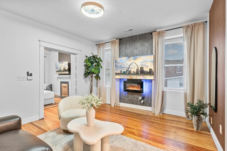 Elegant gestaltetes Wohnzimmer mit moderner Einrichtung in einer Wohnung im Building Old Route 66 - woodford-rentals-llc - 1472867 in St. Louis, St. Louis
