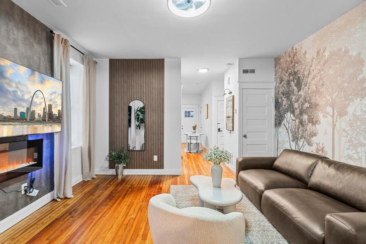 Elegante sala de estar con mobiliario moderno en un apartamento en Building Old Route 66 - woodford-rentals-llc - 1472867 en St. Louis, St. Louis Elegante sala de estar con mobiliario moderno en un apartamento en Building Old Route 66 - woodford-rentals-llc - 1472867 en St. Louis, St. Louis