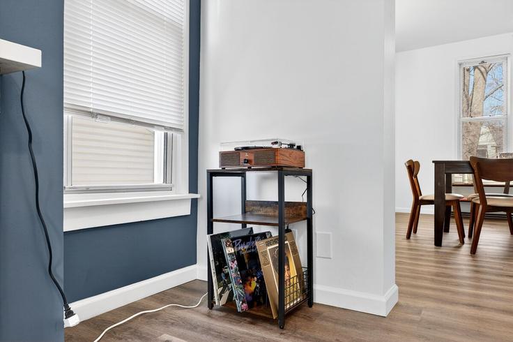 Elegant gestaltetes Wohnzimmer mit moderner Einrichtung in einer Wohnung im Building Hoffman Avenue - woodford-rentals-llc - 1472910 in St. Louis, St. Louis