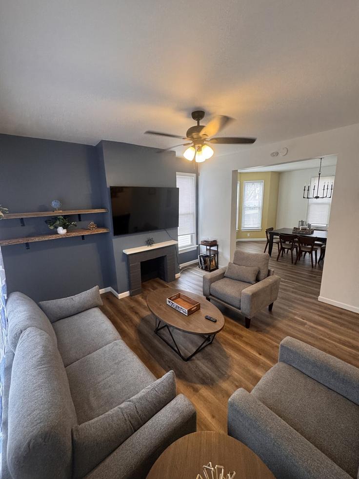 Elegant gestaltetes Wohnzimmer mit moderner Einrichtung in einer Wohnung im Building Hoffman Avenue - woodford-rentals-llc - 1472910 in St. Louis, St. Louis