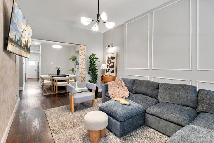 Elegant gestaltetes Wohnzimmer mit moderner Einrichtung in einer Wohnung im Building Michigan Avenue - woodford-rentals-llc - 1624464 in St. Louis, St. Louis