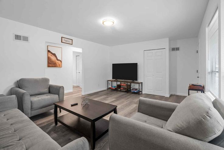 St. Louis St. LouisのBuilding Garham Drive - woodford-rentals-llc - 1472890のアパートメントにある、モダンな家具を備えたエレガントなデザインのリビングルーム