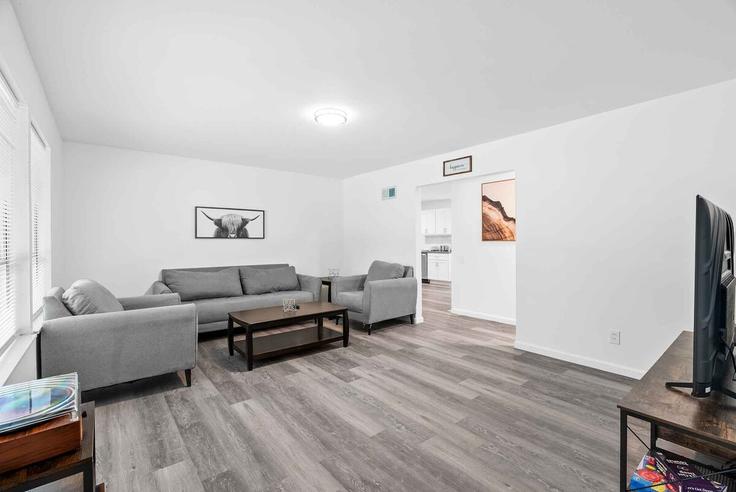 Elegant gestaltetes Wohnzimmer mit moderner Einrichtung in einer Wohnung im Building Garham Drive - woodford-rentals-llc - 1472890 in St. Louis, St. Louis Elegant gestaltetes Wohnzimmer mit moderner Einrichtung in einer Wohnung im Building Garham Drive - woodford-rentals-llc - 1472890 in St. Louis, St. Louis