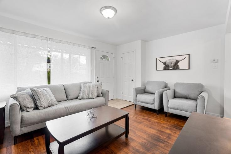St. Louis, St. Louis에 위치한 Building Wade Avenue - woodford-rentals-llc - 1472881 유닛의 세련된 인테리어가 돋보이는 거실 St. Louis, St. Louis에 위치한 Building Wade Avenue - woodford-rentals-llc - 1472881 유닛의 세련된 인테리어가 돋보이는 거실