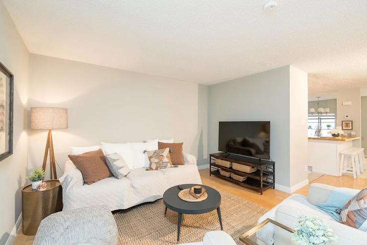Salle de séjour élégante avec mobilier moderne dans un appartement à Building Quiet Stream Drive - woodford-rentals-llc - 1472875 à Maryland Heights, Maryland Heights