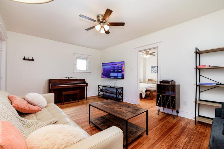 St. Louis, St. Louis에 위치한 Building Scanlan Avenue - woodford-rentals-llc - 1546581 유닛의 세련된 인테리어가 돋보이는 거실 St. Louis, St. Louis에 위치한 Building Scanlan Avenue - woodford-rentals-llc - 1546581 유닛의 세련된 인테리어가 돋보이는 거실