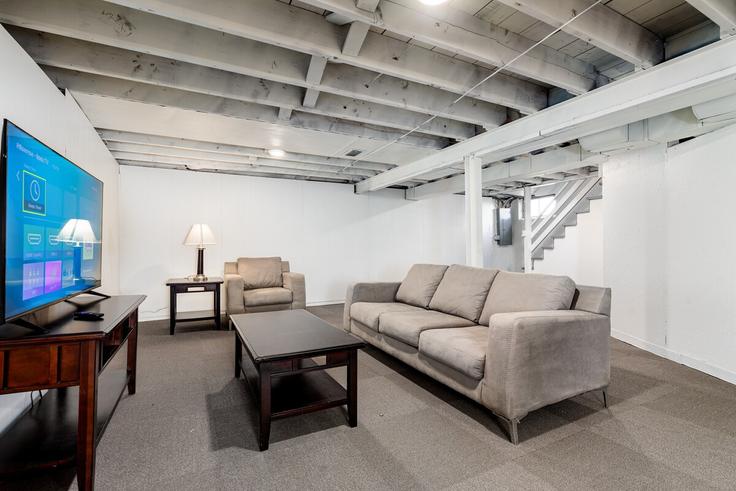 Florissant, Florissant에 위치한 Building Graham Road - woodford-rentals-llc - 1472888 유닛의 세련된 인테리어가 돋보이는 거실