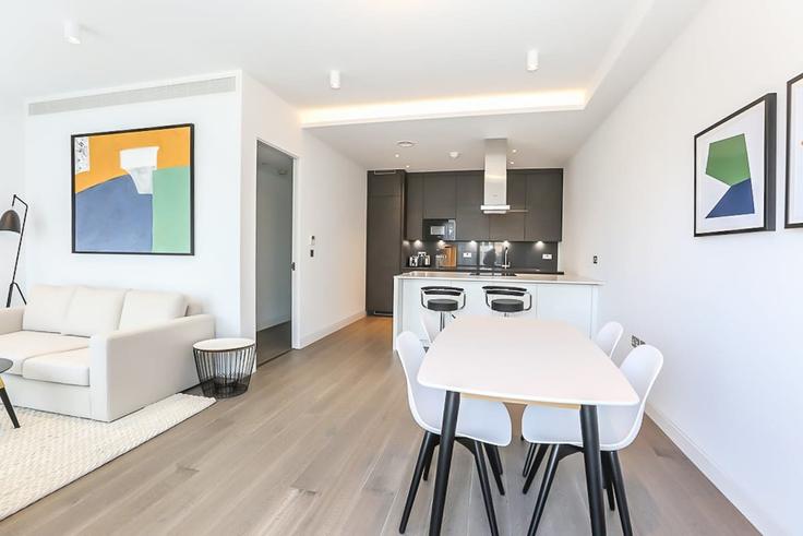 Building King John Court - workham-hotels-limited - 1571156 adresindeki bir dairede modern mobilyalarla zarif bir şekilde tasarlanmış oturma odası London Borough of Hackney, London Building King John Court - workham-hotels-limited - 1571156 adresindeki bir dairede modern mobilyalarla zarif bir şekilde tasarlanmış oturma odası London Borough of Hackney, London